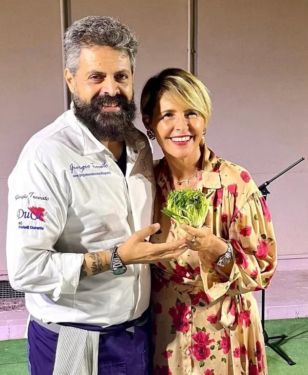 Chef in giacca bianca con nome e loghi ricamati