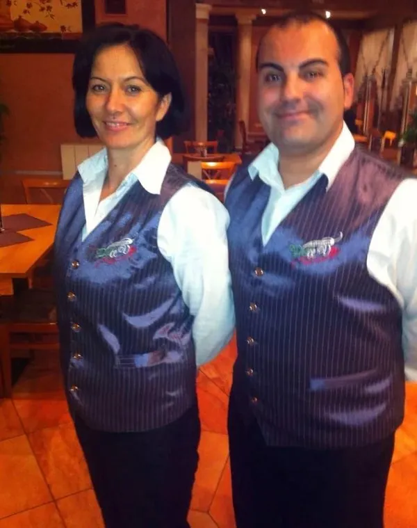 Personale di sala con gilet gessati e logo ricamato