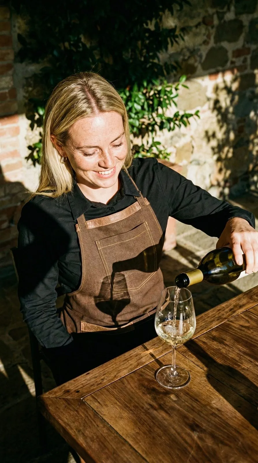 Sommelier con pettorina Anna color tabacco
