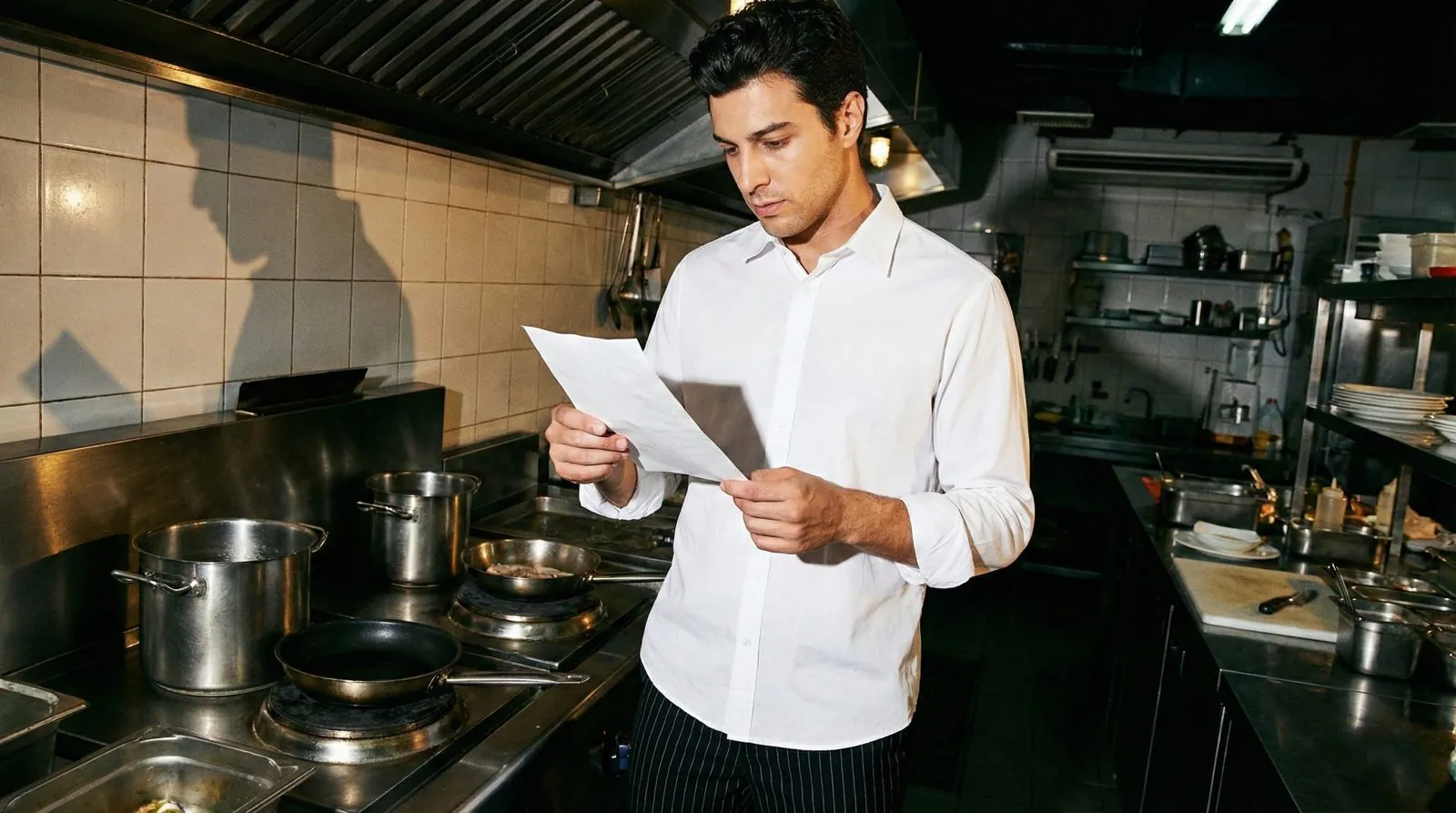 Chef in cucina con giacca Clement bianca